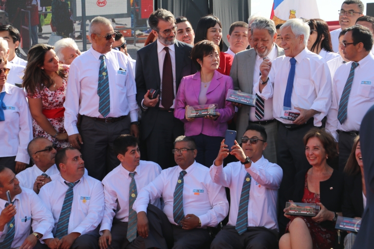 Nuevos buses eléctricos de Metbus son presentados por Presidente Sebastián Piñera