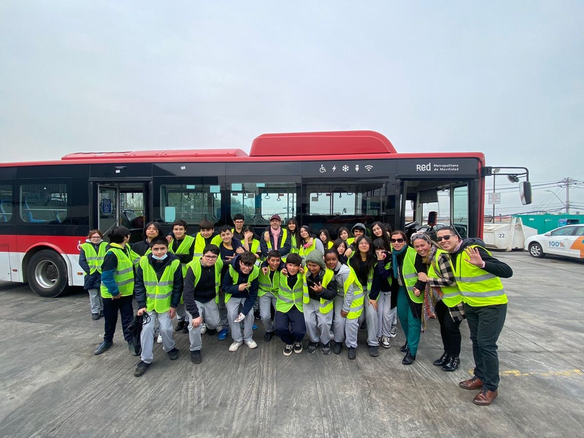 Estudiantes en jornada de seguridad vial Metbus