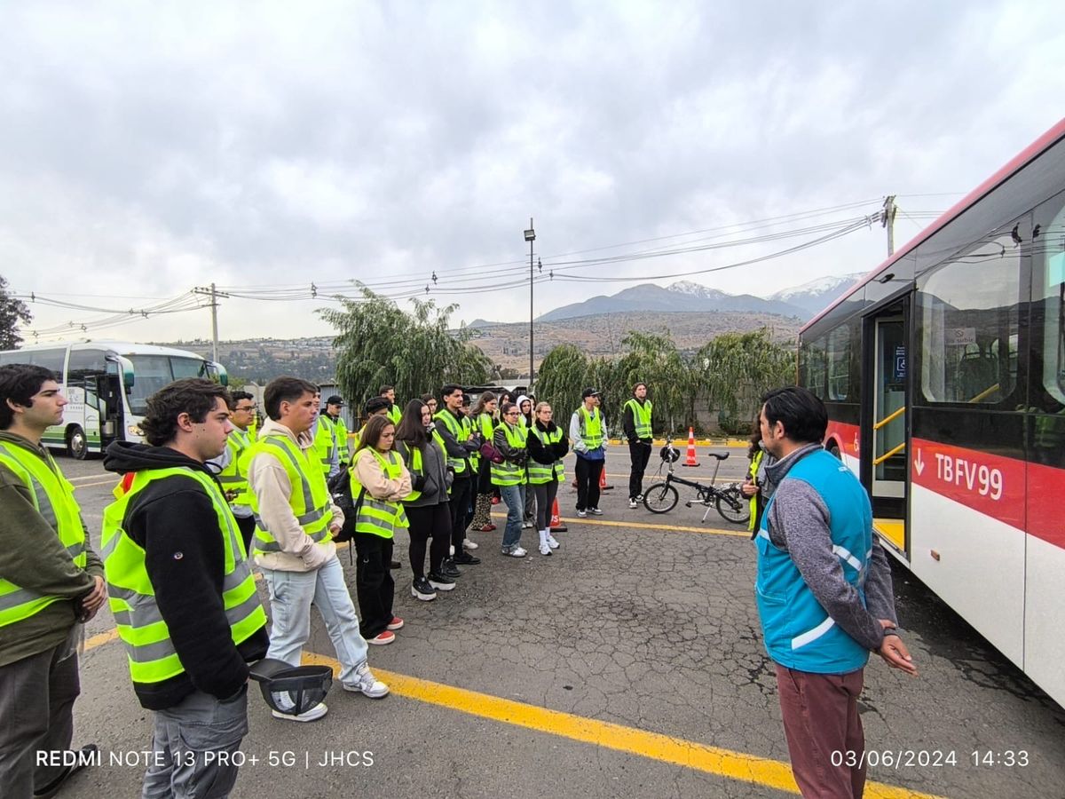 Charla de seguridad vial junto al bus