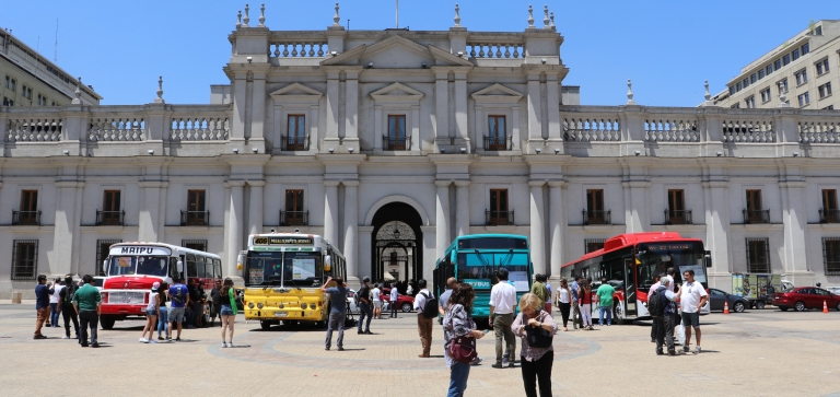 MTT celebró arribo de electromovilidad al Transantiago con exhibición de buses históricos