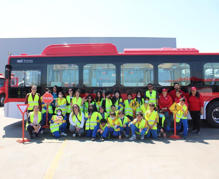 Prevención y educación vial: 5° Básico del Colegio de Asís visitó terminal Los Lingues de Metbus